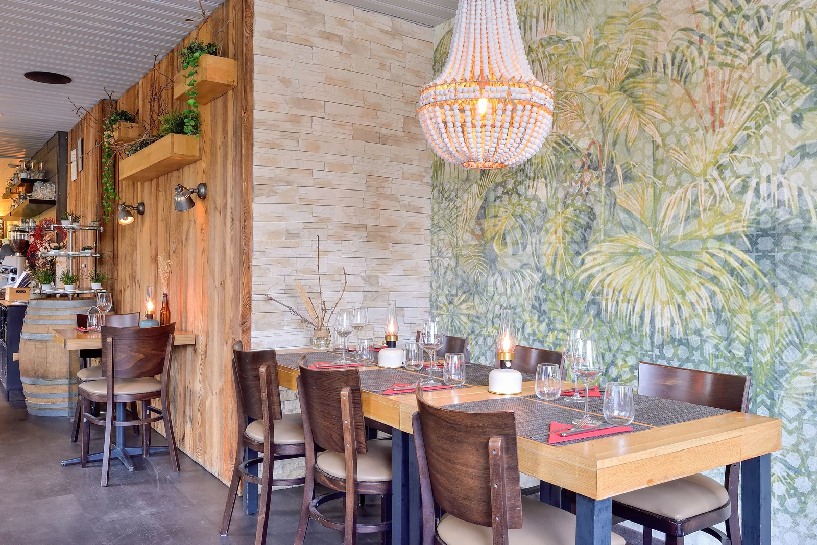La salle du Bistrot, son décor végétal et ses tables dressées