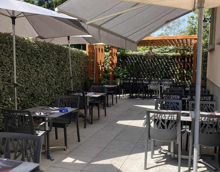 La terrasse arborée du Bistrot des Uttins